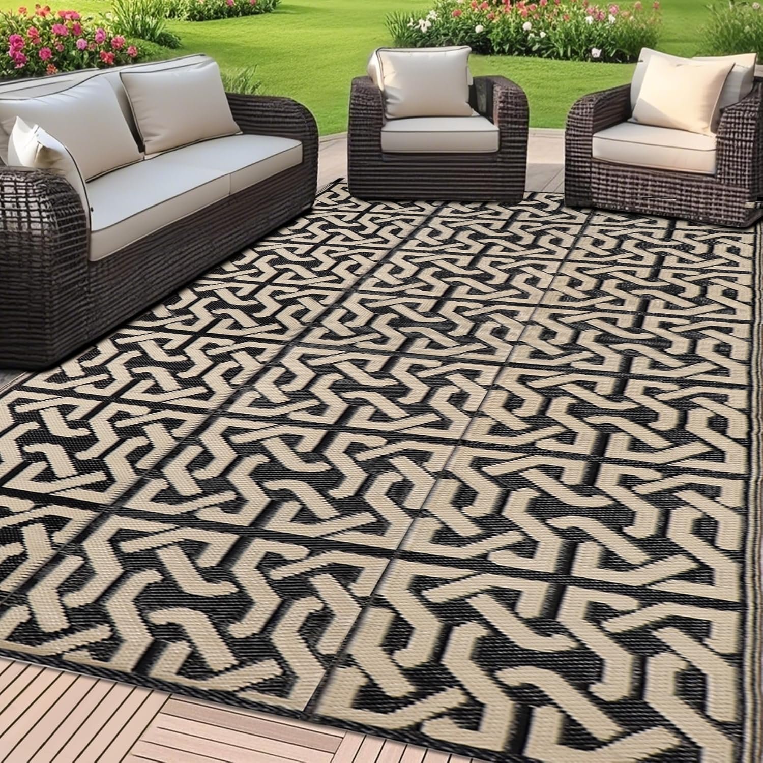Large Reversible Plastic Straw Rug (Black/Beige)
